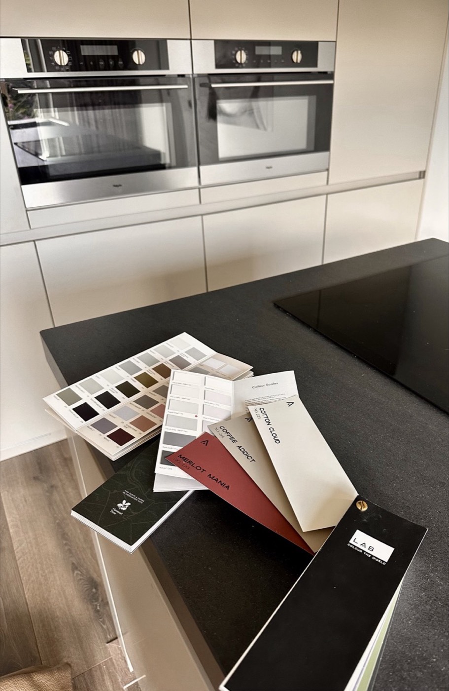Kleur- en materiaalstalen tijdens een advies aan huis