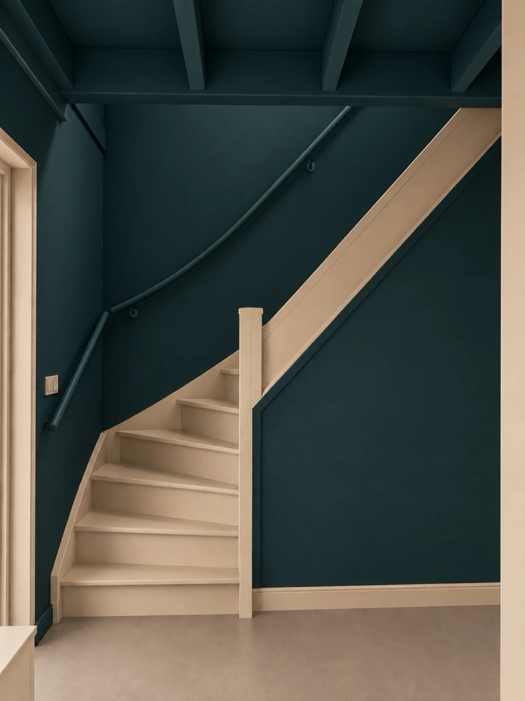 Trap in zandtint tegen een diepgroene wand, Woonhuis Tricht